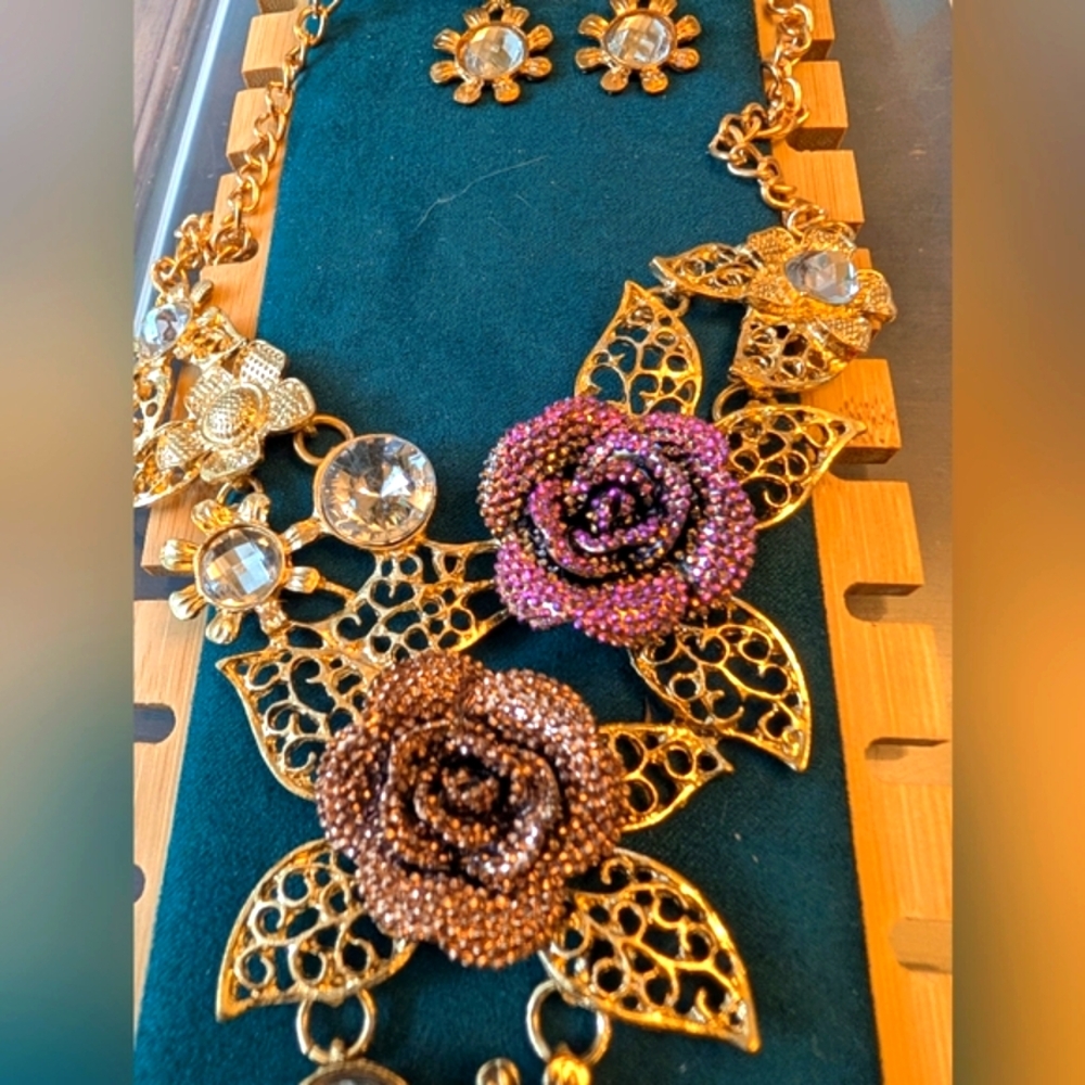 A606 🔥 5 For $35 🔥 Chunky Gold Tone and Purple Floral Necklace Set